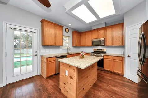 1945 Dorothy Lane Sealy TX 77474