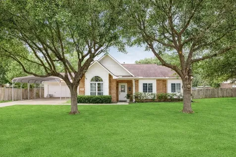1945 Dorothy Lane Sealy TX 77474