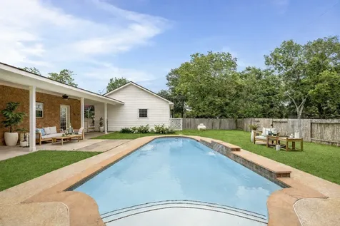 1945 Dorothy Lane Sealy TX 77474