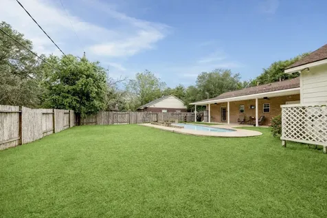 1945 Dorothy Lane Sealy TX 77474