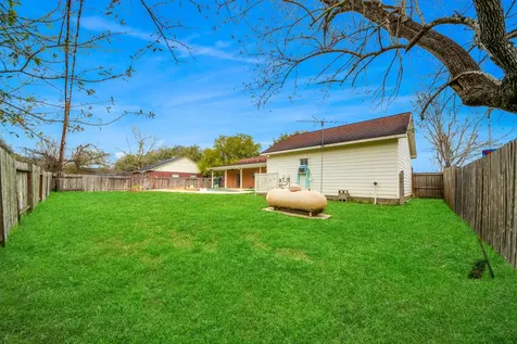 1945 Dorothy Lane Sealy TX 77474