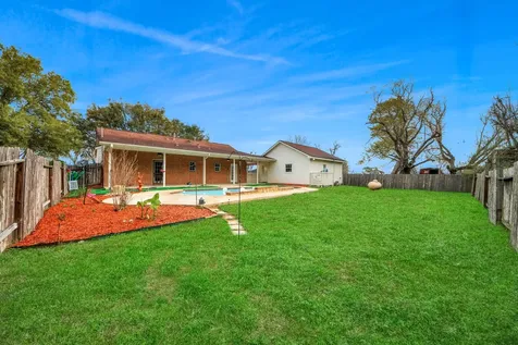 1945 Dorothy Lane Sealy TX 77474