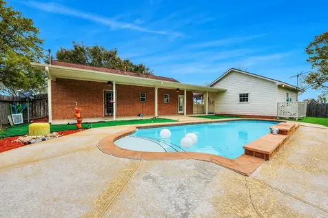 1945 Dorothy Lane Sealy TX 77474