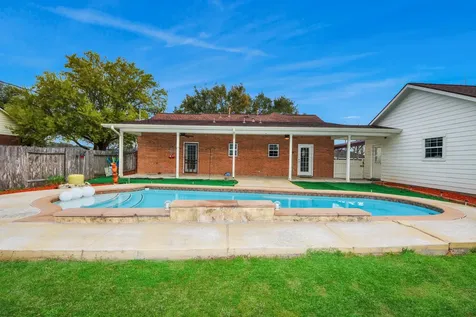 1945 Dorothy Lane Sealy TX 77474