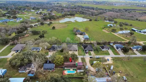 1945 Dorothy Lane Sealy TX 77474