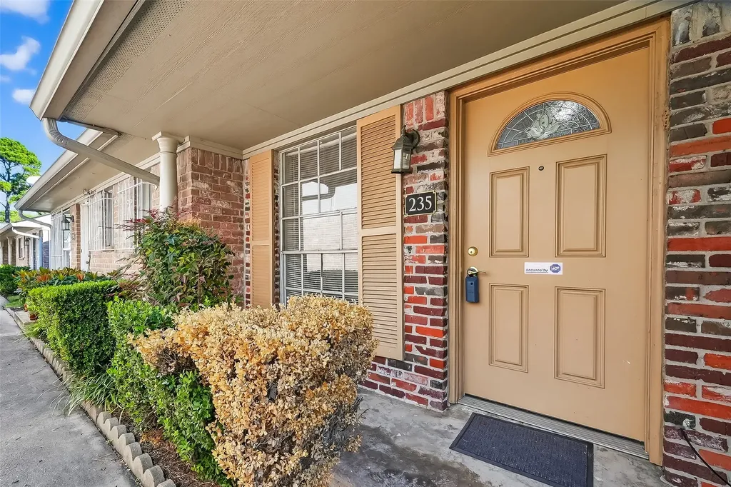 235 W Tri Oaks Lane 235 Houston TX 77043