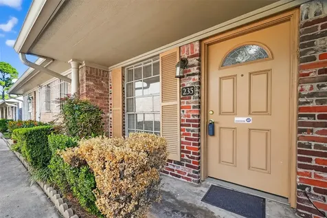 235 W Tri Oaks Lane 235 Houston TX 77043