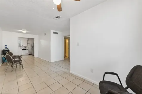 235 W Tri Oaks Lane 235 Houston TX 77043
