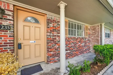 235 W Tri Oaks Lane 235 Houston TX 77043
