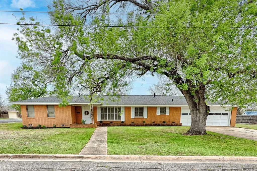 302 Baumgarten Street Schulenburg TX 78956