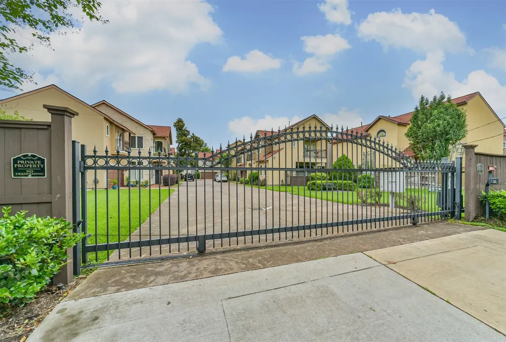 11025 Robin Hood Court Houston TX 77043