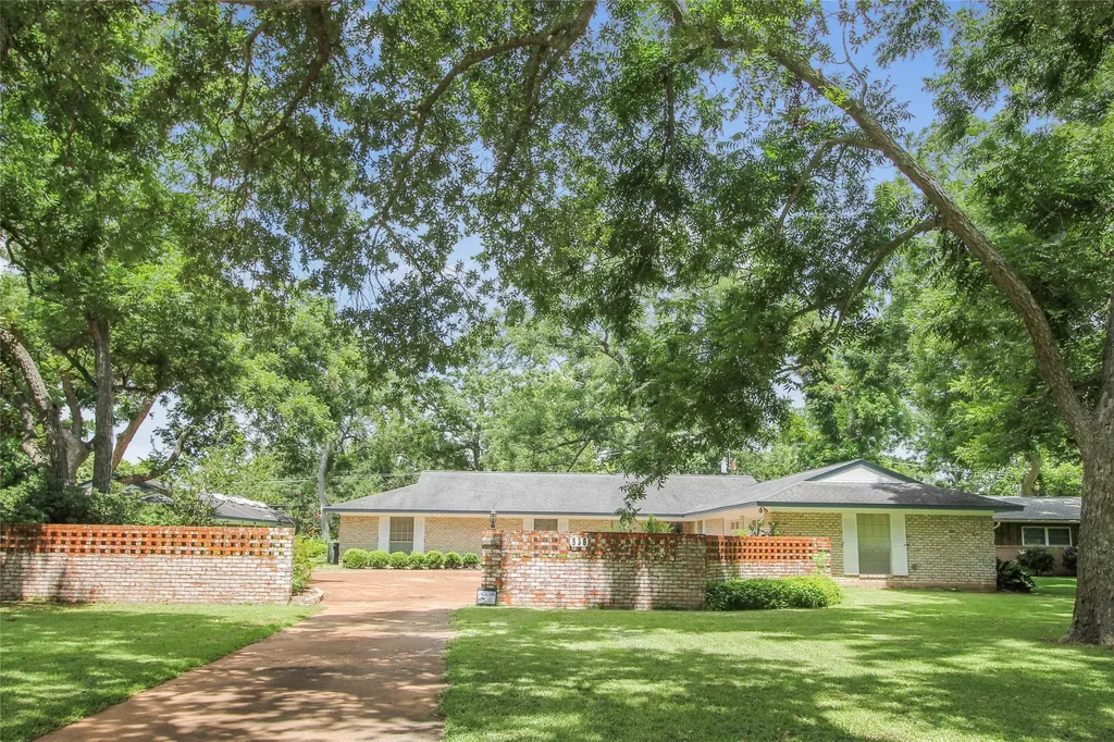 536 Oak Drive Lake Jackson TX 77566