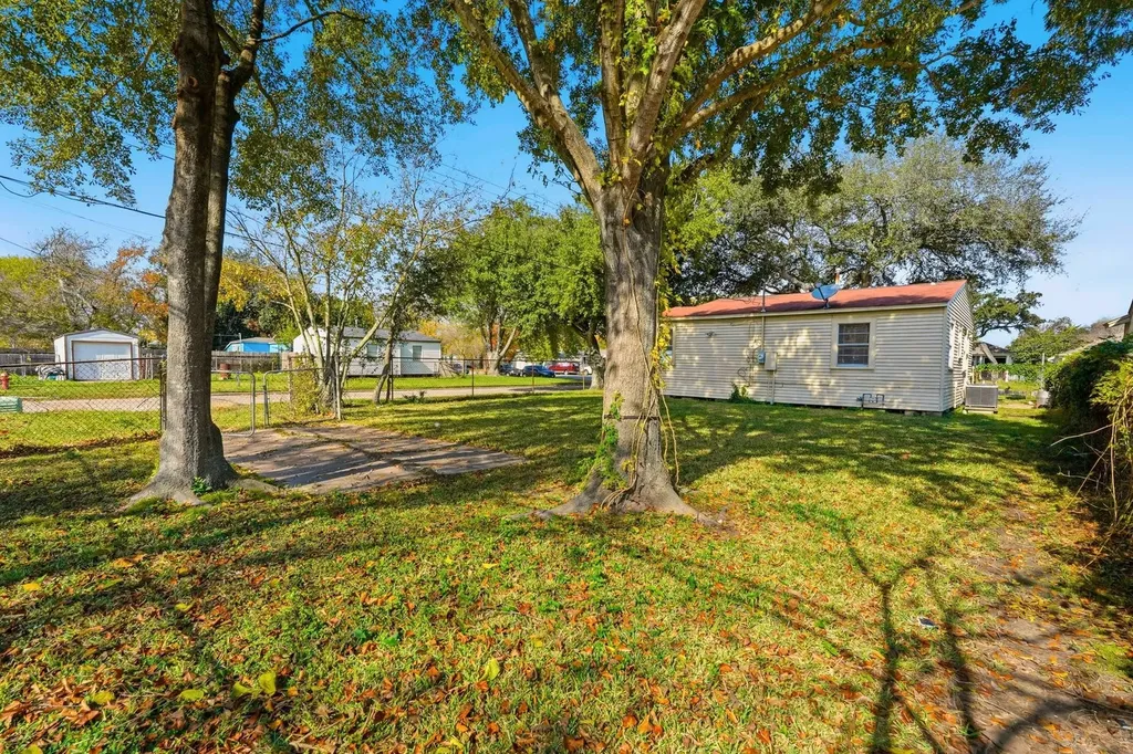 729 13th Avenue N Texas City TX 77590