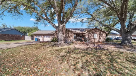 672 Bending Oaks Drive Bellville TX 77418