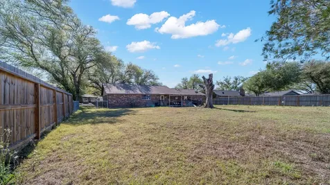 672 Bending Oaks Drive Bellville TX 77418