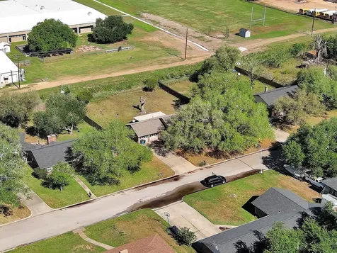 672 Bending Oaks Drive Bellville TX 77418