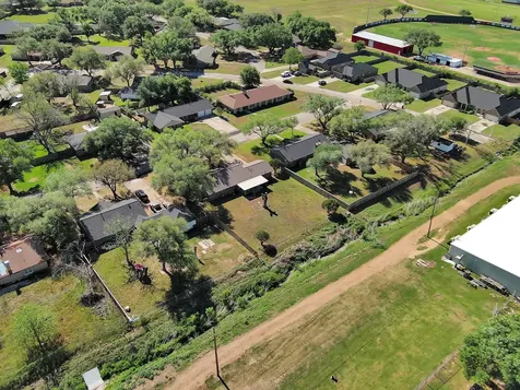 672 Bending Oaks Drive Bellville TX 77418