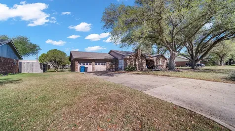 672 Bending Oaks Drive Bellville TX 77418