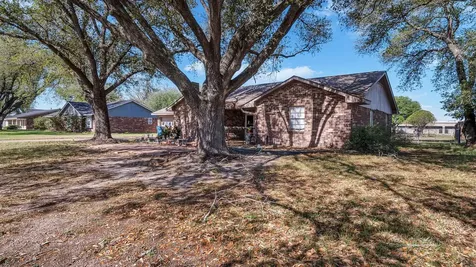 672 Bending Oaks Drive Bellville TX 77418