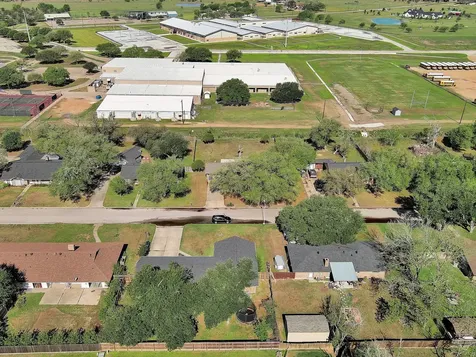 672 Bending Oaks Drive Bellville TX 77418