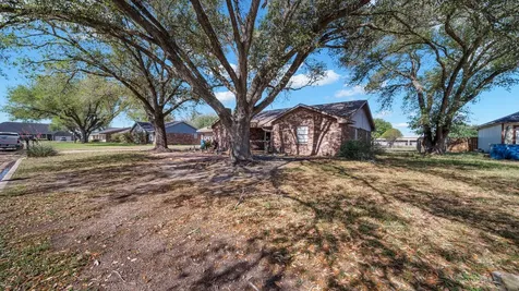 672 Bending Oaks Drive Bellville TX 77418