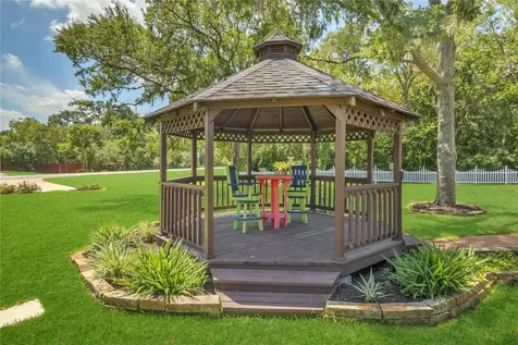 204 Oak Drive Friendswood TX 77546