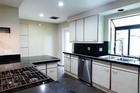 5564 Aspen Street Bellaire TX 77401