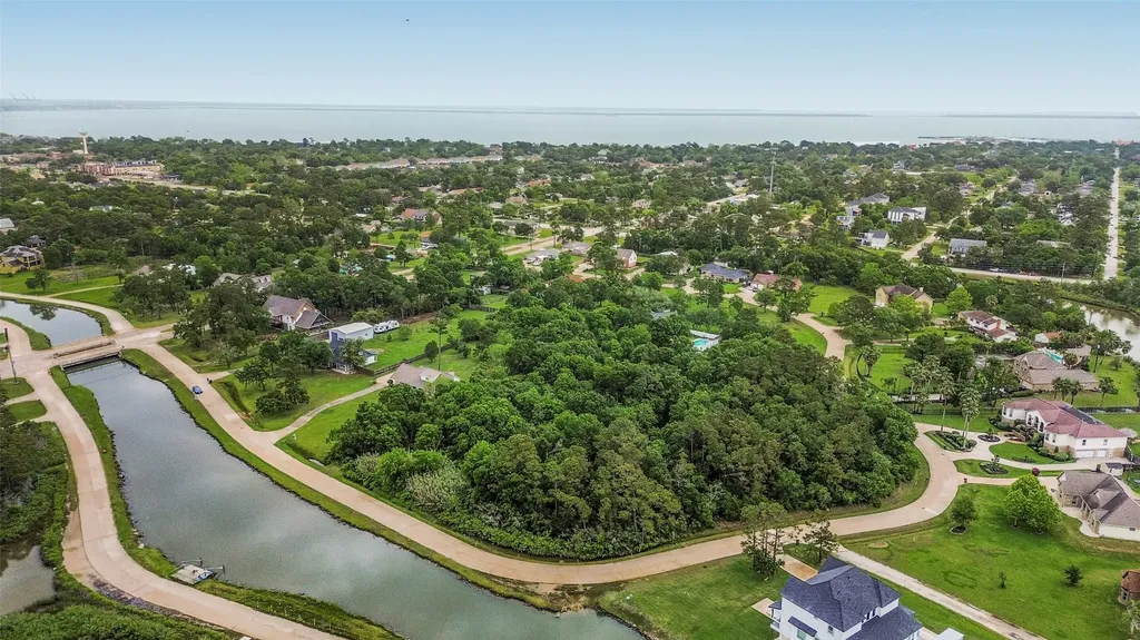 3515 E Bayou Drive Shoreacres TX 77571