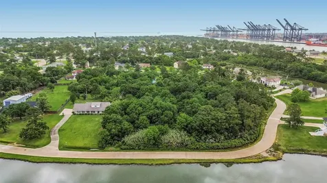 3515 E Bayou Drive Shoreacres TX 77571