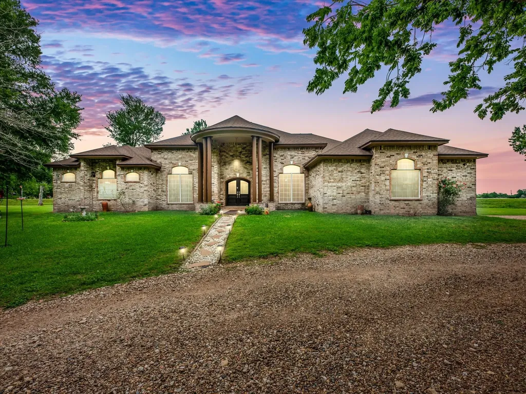 530 Chisolm Trail Wallis TX 77485