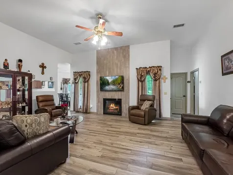 530 Chisolm Trail Wallis TX 77485