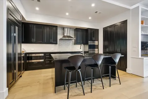 2325 Welch Street 704 Houston TX 77019