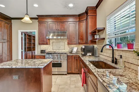 101 Oak Drive Friendswood TX 77546