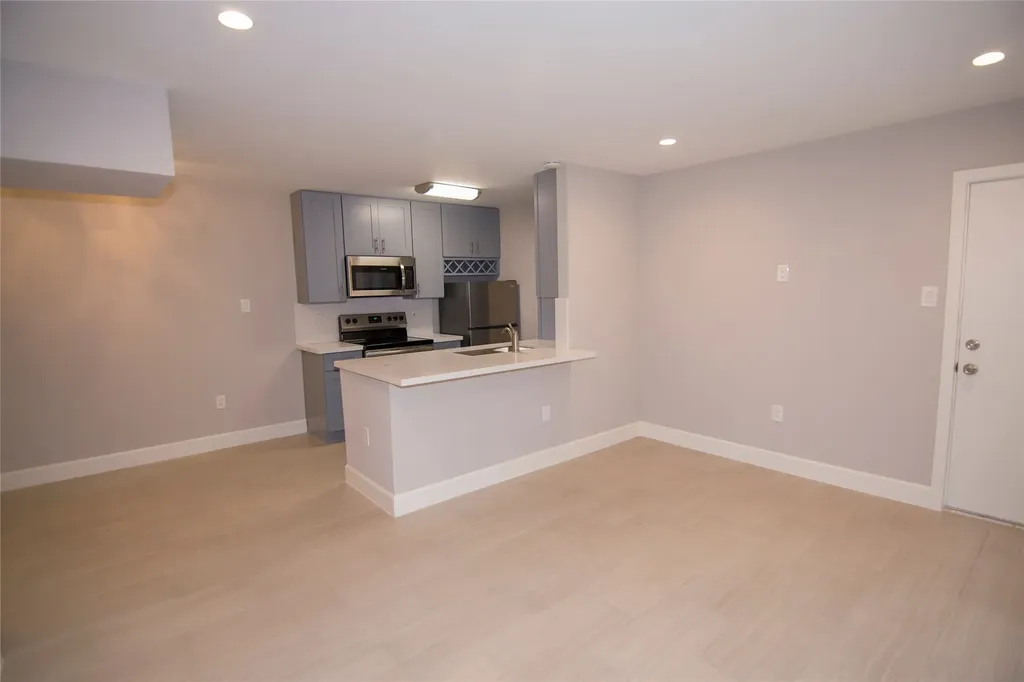 2201 Fountain View Drive 44 Houston TX 77057