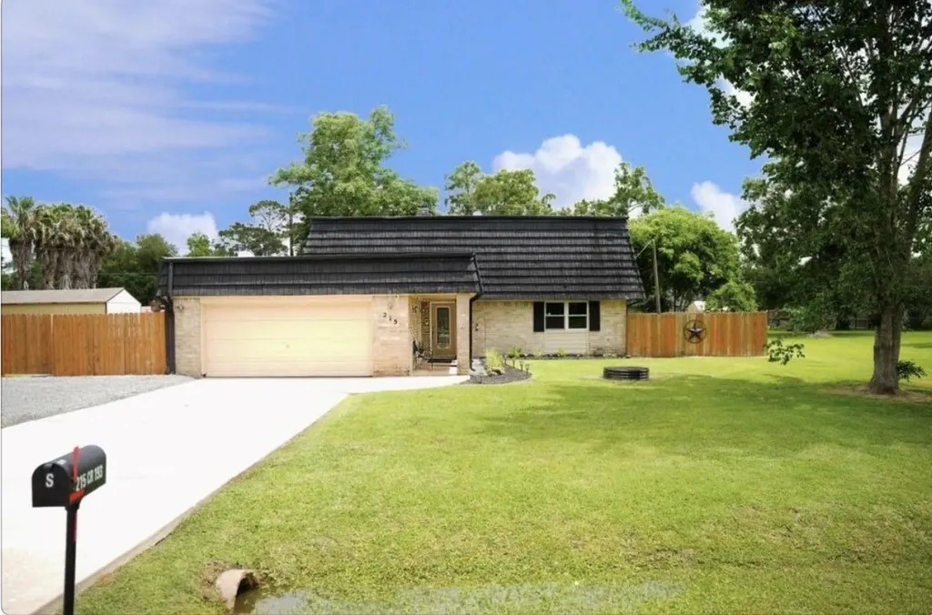 215 County Road 193 Alvin TX 77511