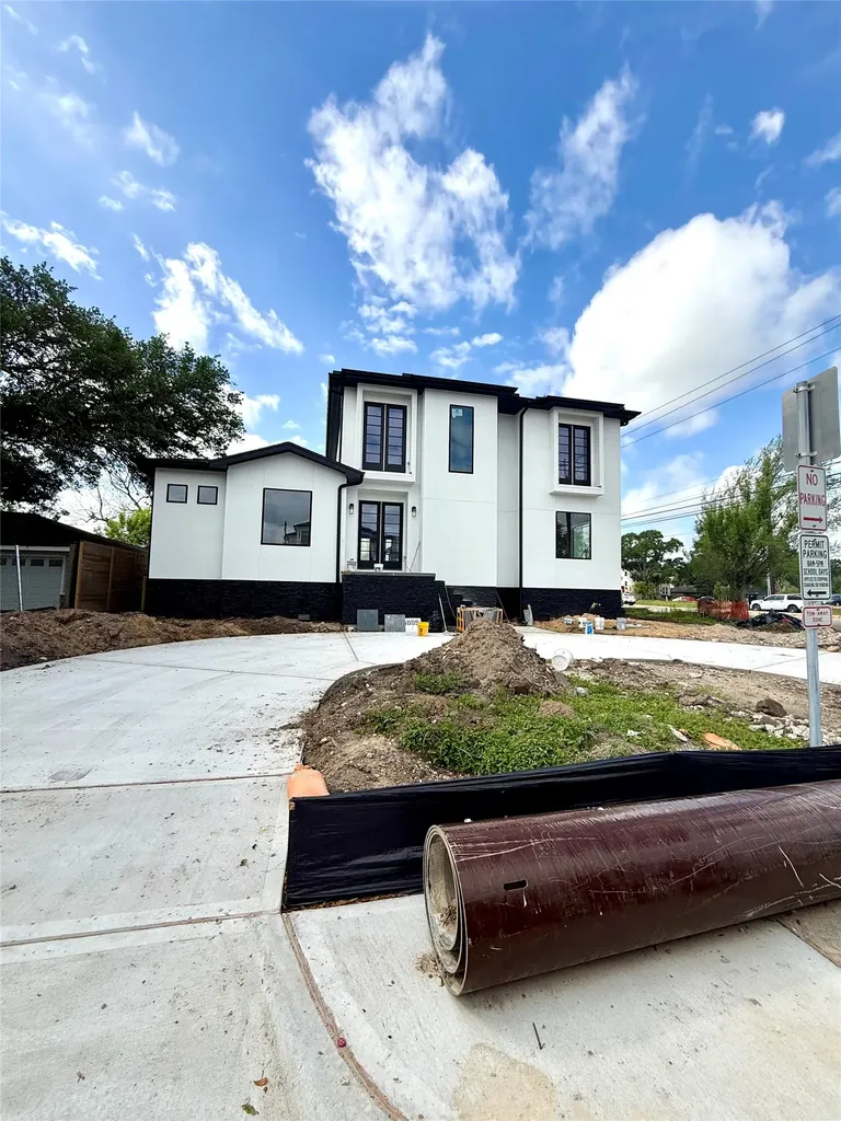 5009 Holt Street Bellaire TX 77401