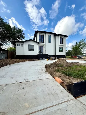 5009 Holt Street Bellaire TX 77401