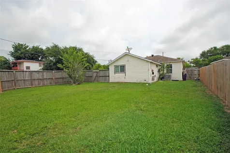 1231 W 7th Street Freeport TX 77541