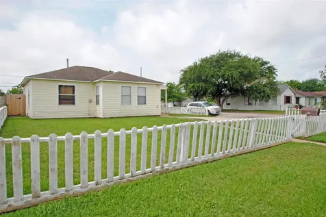 1231 W 7th Street Freeport TX 77541