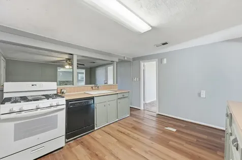 509 W Oak Street Highlands TX 77562