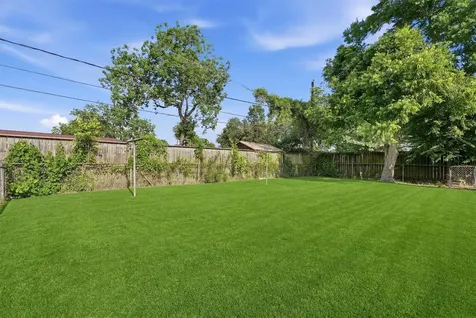 509 W Oak Street Highlands TX 77562