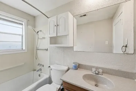 509 W Oak Street Highlands TX 77562