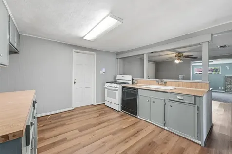 509 W Oak Street Highlands TX 77562