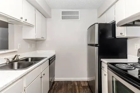 10402 Sandpiper Drive 13-200 Houston TX 77096