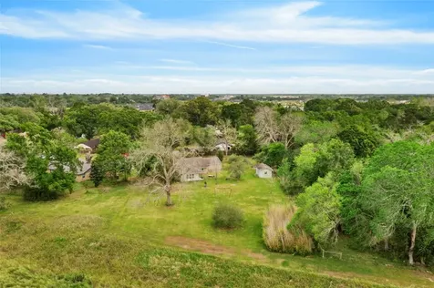 1717 Jones Street Alvin TX 77511