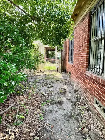 105 Dresden Street Houston TX 77012