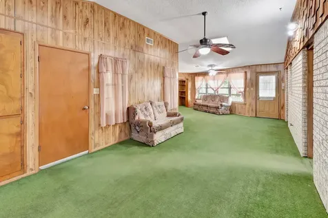 10957 N Us Highway 77 Schulenburg TX 78956