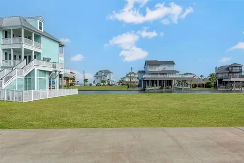 510 Neptune Circle Tiki Island TX 77554