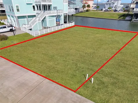 510 Neptune Circle Tiki Island TX 77554