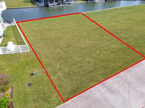 510 Neptune Circle Tiki Island TX 77554